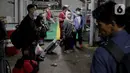 <p>Sejumlah pemudik pejalan kaki antre menunggu giliran masuk ke kapal "Roll on-Roll off" (RoRo) untuk menyeberang di Pelabuhan Merak, Banten, Jumat (29/4/2022) dini hari. Berdasarkan data yang dirilis ASDP Cabang Merak, hingga pukul 20.00 WIB, Rabu, 28 April 2022, jumlah penumpang yang menyeberang dari Pelabuhan Merak ada 261.741 orang. (Liputan6.com/Angga Yuniar)</p>