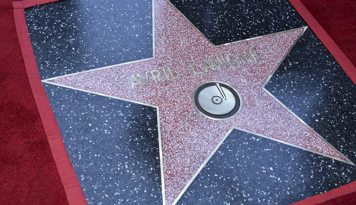 Bintang baru Avril Lavigne di Hollywood Walk of Fame setelah upacara  penghargaan untuknya, di Los Angeles, Rabu (31/8/2022). Avril Lavigne mendapat bintang ke-2.731 di Hollywood Walk of Fame. (Photo by Richard Shotwell/Invision/AP)