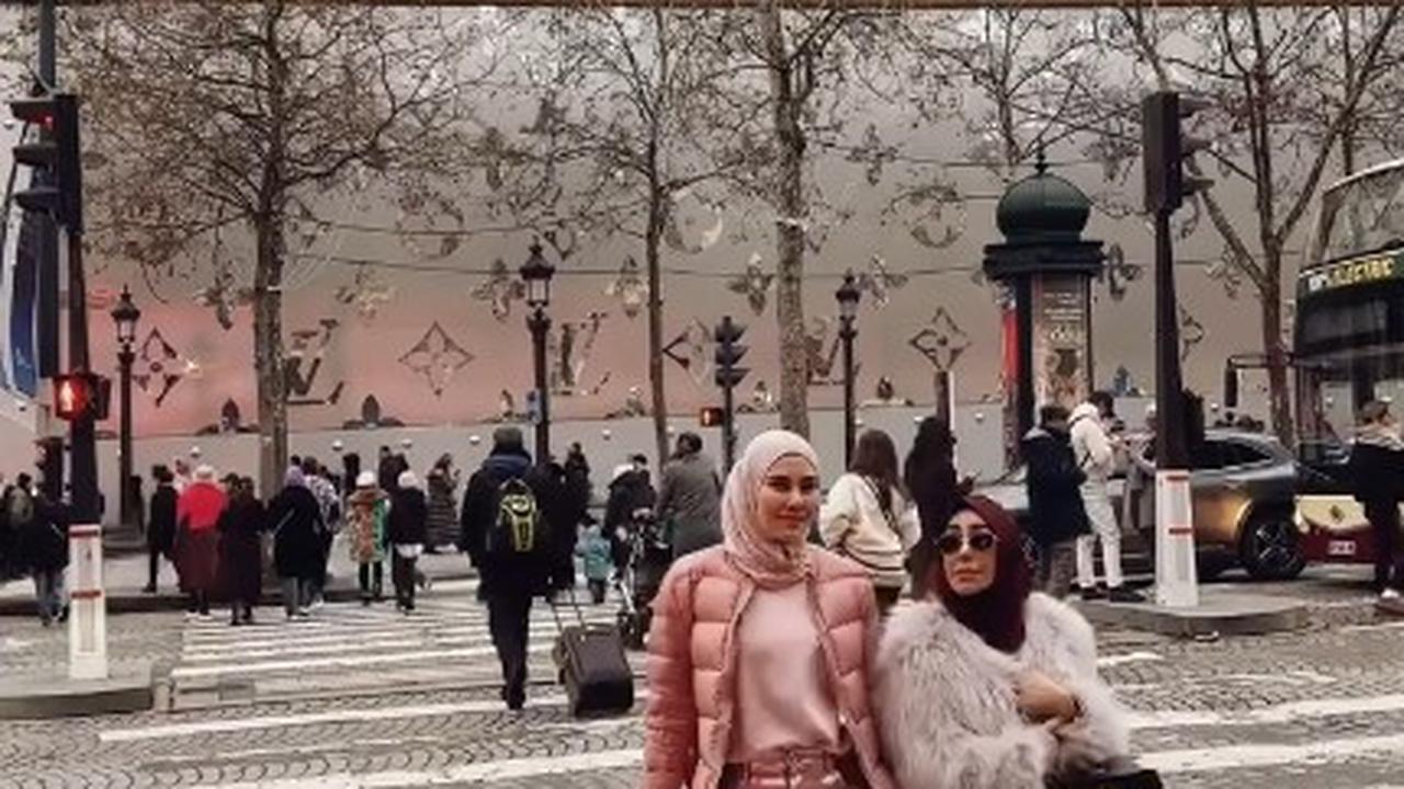 7 Potret Syahnaz Sadiqah Liburan ke Paris, Gaya Elegan - Amy Qanita Kenakan Jaket Bulu-Bulu