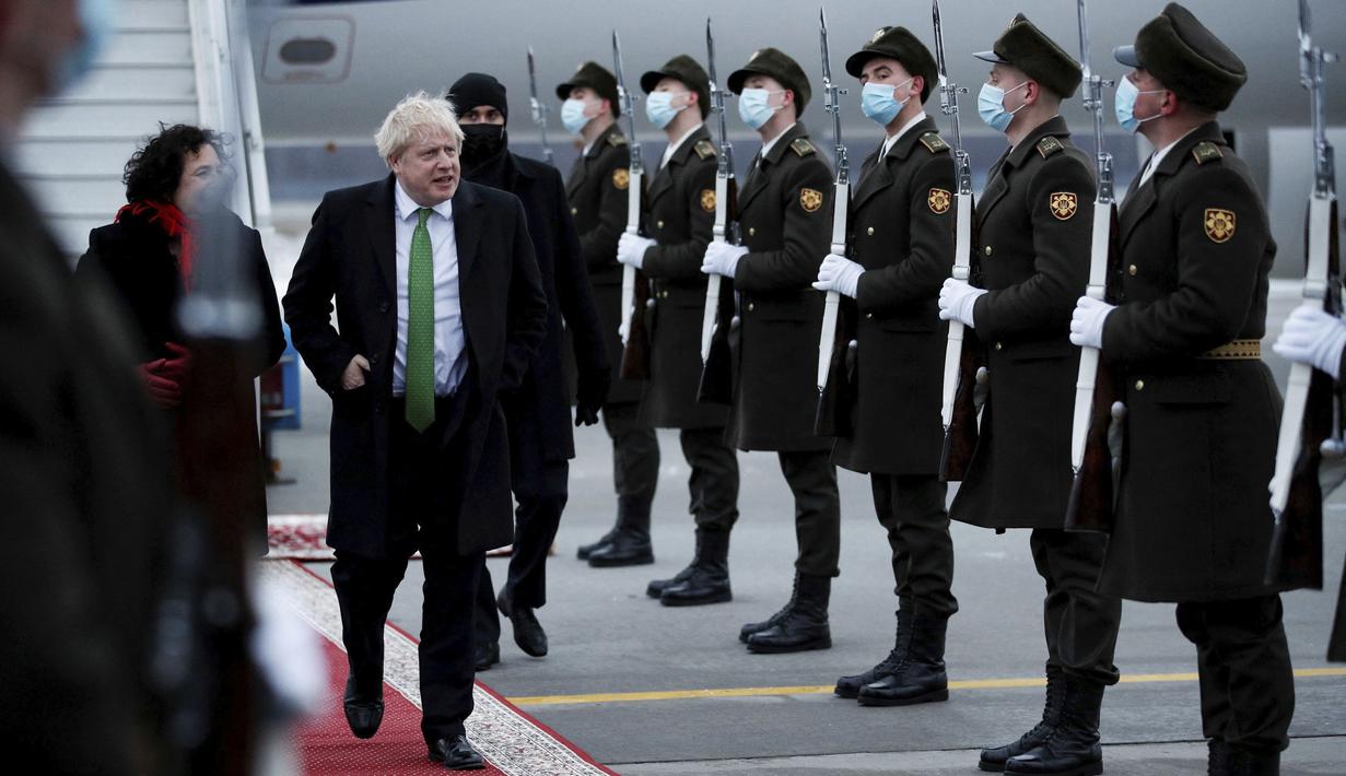 Perdana Menteri Inggris Boris Johnson tiba di Kyiv, Ukraina, Selasa (1/2/2022).  Johnson dijadwalkan bertemu dengan Presiden Ukraina Volodymyr Zelenskyy di tengah meningkatnya ketegangan dengan Rusia. (Peter Nicholls/Pool Photo via AP)