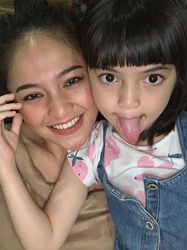 Sienna juga kerap menunjukkan cintanya pada Marshanda. Hubungan putri dan sang ibu ini menuai pujian dan komentar positif dari netizen. (Liputan6.com/IG/@marshanda99)