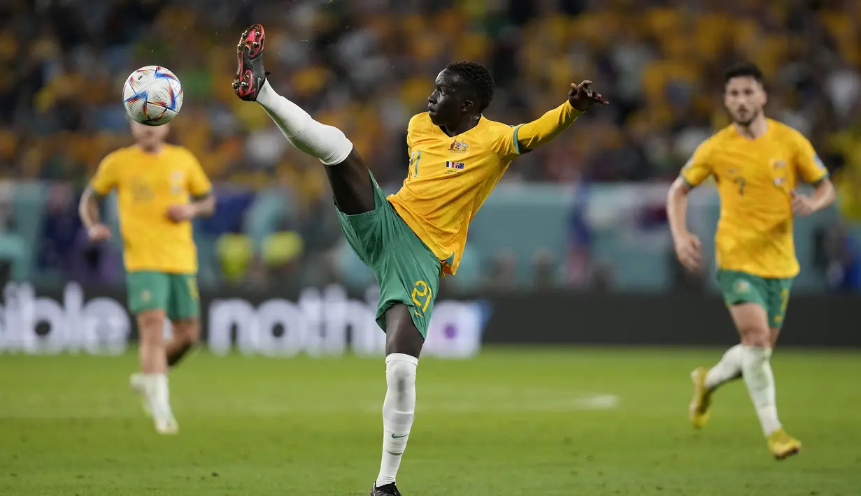 Garang Kuol. Striker Timnas Australia yang bermain bersama Central Coast di Liga Australia ini menjadi pemain termuda kedua yang telah melakukan debutnya di matchday pertama fase Grup D Piala Dunia 2022 saat diturunkan pelatih Graham Arnold menghadapi juara bertahan Prancis pada menit ke-73 menggantikan Craig Goodwin (22/11/2022). Saat itu ia berusia 18 tahun, 2 bulan dan 3 hari. Sayang, debutnya harus berakhir dengan kekalahan 1-4 dari Prancis. (AP/Thanassis Stavrakis)