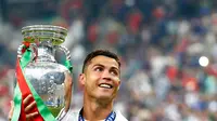 Cristiano Ronaldo membawa tropi Piala Eropa 2016 usai memenangkan laga melawan Prancis di Stade de France, Senin (11/7). Ronaldo menjadi Pencetak Gol Terbanyak sepanjang perhelatan Piala Eropa berlangsung sebanyak 9 gol. (REUTERS)