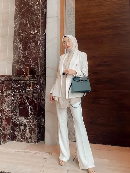 Serba putih, dari inner, blazer dan celana cutbray juga bikin penampilanmu semakin stylish. [instagram/melodyprima]