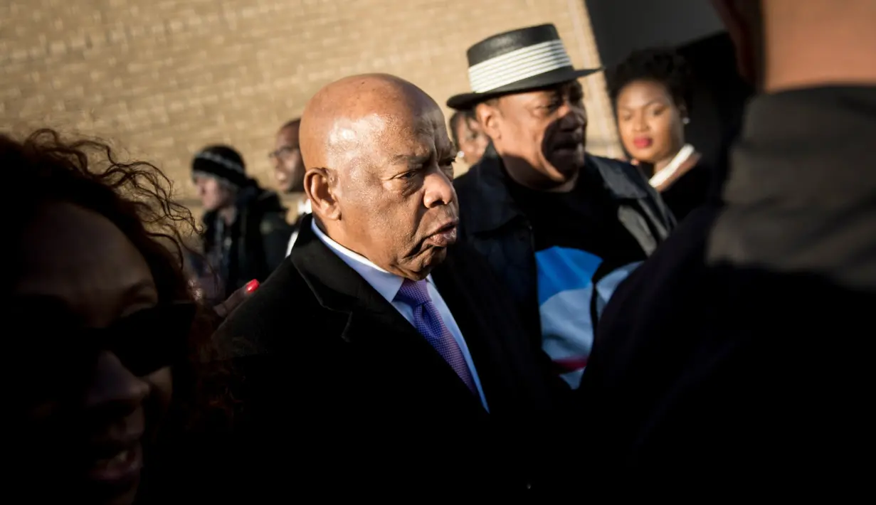 Pendeta John Lewis meninggalkan Motel Lorraine usai mengikuti peringantan 50 tahun pembunuhan Martin Luther King Jr di Memphis, Tennessee (4/4). (AFP/Brendan Smialowski)