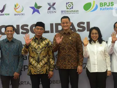 (Dari kiri) Menag Fachrul Razi, Mendikbud Nadiem Makariem, Menko PMK Muhadjir Effendy, Mensos Jualiari Batubara, Menteri PPPA Gusti Ayu Bintang, dan Menpora Zainudin Amali foto bersama usai rapat koordinasi di Gedung Kemenko PMK, Jakarta, Kamis (31/10/2019). (merdeka.com/Imam Buhori)