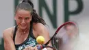 Aksi petenis Slovakia, Viktoria Kuzmova mengembalikan bola ke arah petenis Ukraina, Elina Svitolina pada ajang Prancis Terbuka 2018 di Roland Garros stadium, Paris, (30/5/2018).  (AP/Thibault Camus)