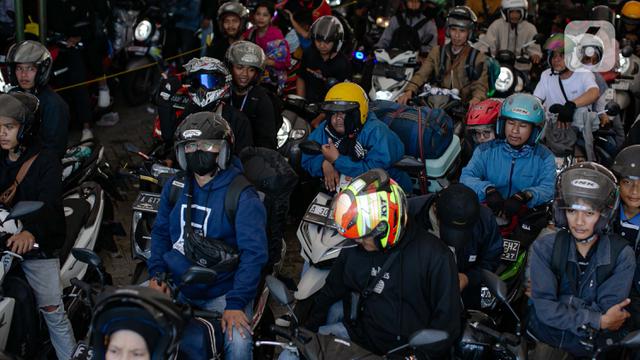 Pemudik Bermotor di Pelabuhan Ciwandan Banten