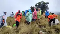 Tim SAR gabungan mengevakuasi jenazah yang ditemukan di Puncak Gunung Sumbing. (Foto: Liputan6.com/Polsek Kalikajar/Muhamad Ridlo)