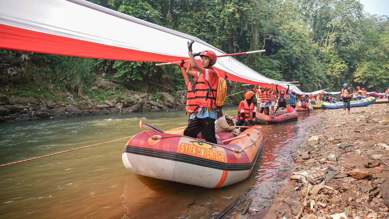 Memperingati HUT ke-79 RI, PT Pertamina Patra Niaga melakukan aksi nyata dengan membersihkan Sungai Ciliwung dari sampah dan menggelar Bendera Merah Putih sepanjang 79 meter (Istimewa)