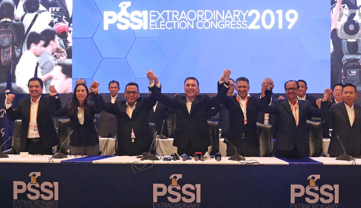 Ketua Umum PSSI terpilih Mochamad Iriawan (tengah) didampingi dua Wakil Ketua Umum terpilih Cucu Somantri (ketiga kiri) dan Iwan Budianto  serta para komite eksekutif terpilih berfoto bersama dalam penutupan Kongres Luar Biasa (KLB) PSSI di Jakarta, Sabtu (2/11/2019). (Liputan6.com/Herman Zakharia)