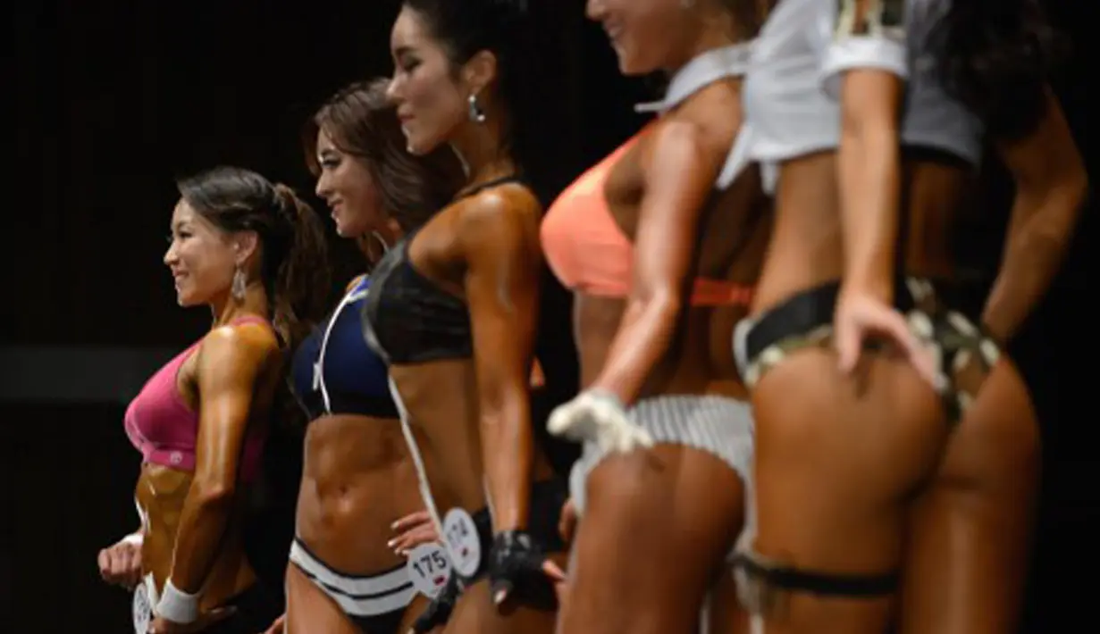 Para atlet Binaraga saat gladi resik jelang “Miss Sport Model 2015” di Korea Selatan, Minggu (10/5/2015). 550 atlet binaraga Korea Selatan bersaing untuk mendapat kesempatan berlaga di tingkat internasional. (AFP Photo/Ed Jones)