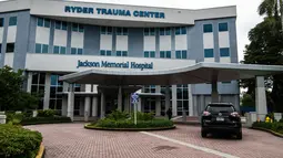 Orang-orang berdiri di pintu masuk Ryder Trauma Center tempat Ibu Negara Haiti Martine Moise dirawat di Miami, Rabu (7/7/2021). Presiden Haiti Jovenel Moise dibunuh dan istrinya terluka dalam aksi penyerangan di kediaman pribadinya pada Rabu dini hari. (CHANDAN KHANNA/AFP)