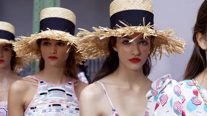 Chanel menghadirkan pantai buatan di dalam Grand Palais