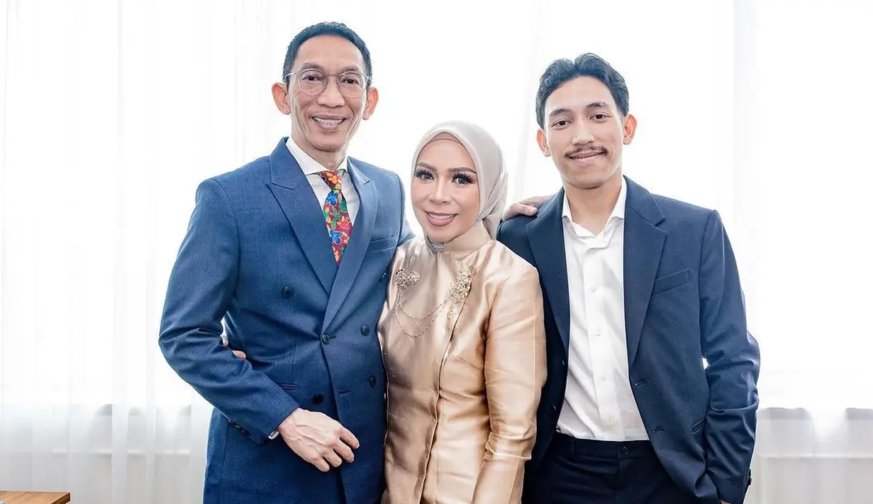 Melly Goeslaw memancarkan pesona elegan sekaligus berwibawa dalam balutan kebaya janggan warna cream. [@mellygoeslaw_official].