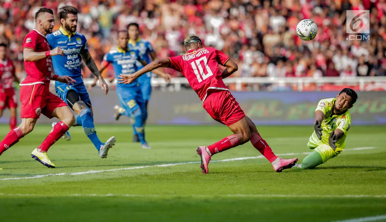 Pemain Persija Jakarta Bruno Matos mencoba mencetak gol saat melawan Persib Bandung pada Shopee Liga 1 di Stadion Utama GBK, Senayan, Jakarta, Rabu (10/7/2019). Dalam pertandingan babak pertama Persija vs Persib masih imbang 0-0. (Liputan6.com/Faizal Fanani)