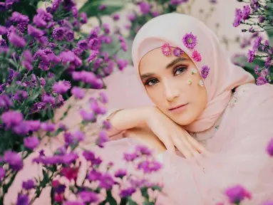 Sosok Nadya Mustika awalnya sempat menjadi sorotan sejak memiliki hubungan dengan Rizki DA. Apalagi saat keduanya resmi menikah, ternyata biduk rumah tangganya yang penuh lika-liku ini haru berakhir pada Desember 2021. Menjadi seorang single mom, kini ia banyak beraktivitas sebagai seorang selebgram. (Liputan6.com/IG/nadyamustikarahayu)