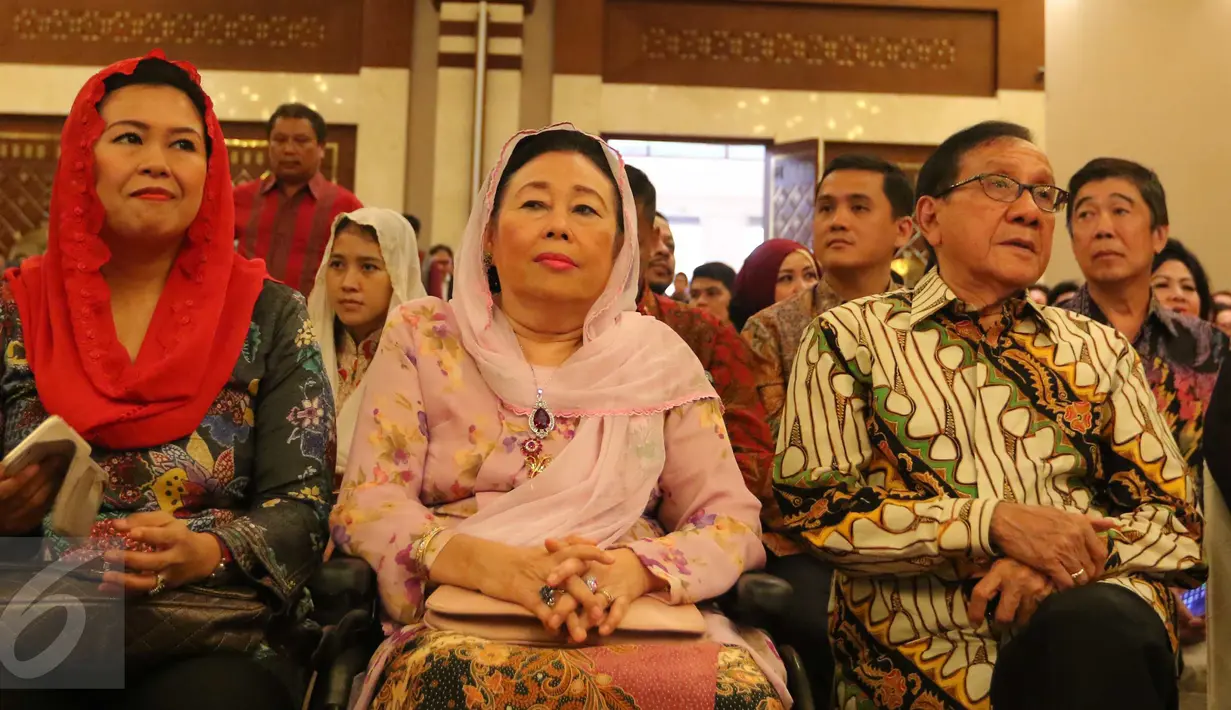Istri Mantan Presiden Gus Dur Shinta Wahid (tengah) dan Politisi Senior Golkar Akbar Tandjung saat menghadiri HUT ke-80 politisi senior Sabam Sirait di Jakarta, Sabtu (15/10). (Liputan6.com/Angga Yuniar)