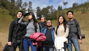 Inilah potret kompak para pemain film 5 cm yang mendaki gunung Semeru. Pendakian mereka di puncak tertinggi di Pulau Jawa itu berlangsung dramatis. Tak ketinggalan romansa antar pemeran juga terlibat dalam petualangan tersebut. (Liputan6.com/IG/@ralineshah).