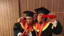 Tidak sendiri dalam foto wisuda tersebut, Komeng terlihat bersama pelawak senior Rudy Sipit. Komeng lulus menyandang gelar S1 usia 48 tahun. (Instagram/indradewi2242)