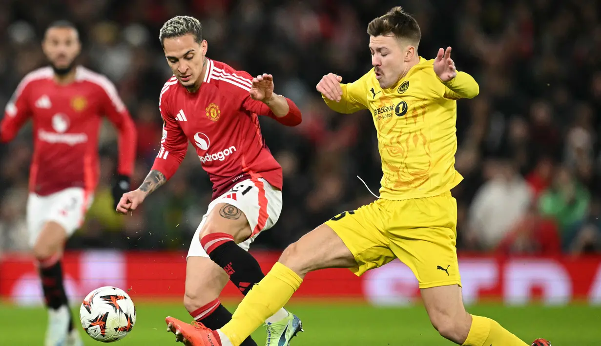 Hingga akhir pertandingan skor 3-2 untuk kemenangan Manchester United tidak berubah. (Oli SCARFF/AFP)