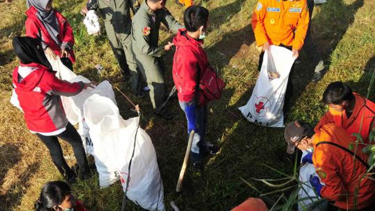 Relawan PMI dan TNI dibantu warga sekitar melakukan bersih   bersih di 