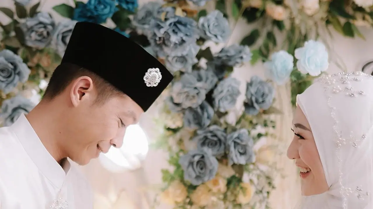 6 Potret Bahagia Larissa Chou dan Ikram Rosadi Pamer Cincin dan Buku Nikah Usai Akad