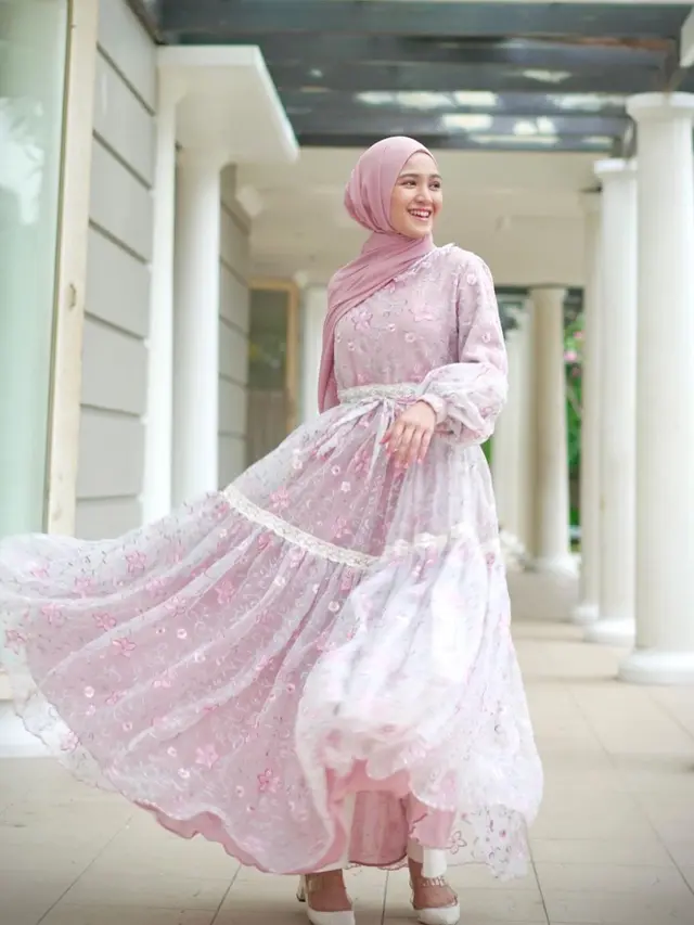 6 Gaya Hijab dengan Gamis ala Cut Syifa yang Variatif