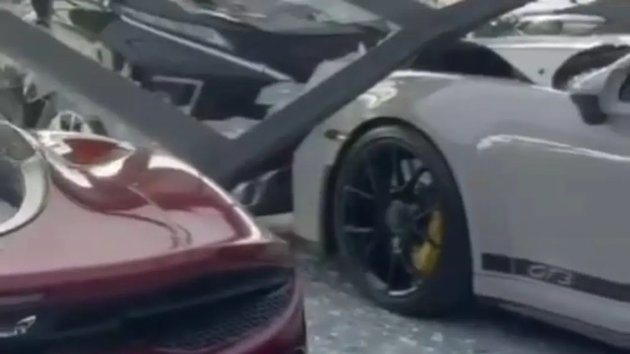 Viral mobil tabrak showroom berisi Porsche (sumber: Twitter/innovacommunity)
