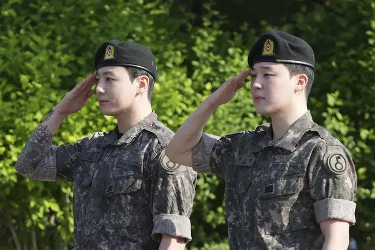 6 Potret Kemeriahan Lulusnya Jungkook - Jimin BTS dari Wamil, ARMY Beri Sambutan Hangat
