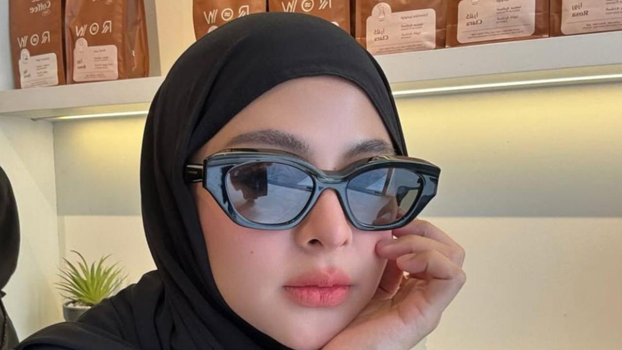 7 Potret Cantik Thya Sethya Pakai Hijab Usai Tinggalkan MMA, Semoat Tampil Bercadar saat Umrah