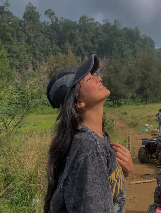 Hadapkan wajah ke pancaran sinar matahari sembari pamer senyuman, foto Ratu Sofya dari tampak samping ini ramai dipuji. Menggerai rambutnya kemudian mengenakan cap hat untuk melindungi wajahnya dari sinar matahari langsung, penampilan artis kelahiran Lhokseumawe, Aceh ini makin keren. (Liputan6.com/IG/@ratusfy_)
