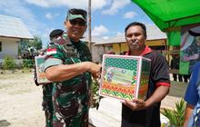 Bukan Sekadar Jaga Patok, Pangdam Tanjungpura Cek Tapal Batas RI-Malaysia di Sintang Sambil Gelar Bakti Sosial