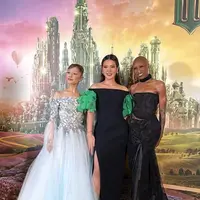 Raisa tampil memukau dalam balutan off-shoulder dress rancangan @peggy.hartanto, salah satu label mode Indonesia yang dikenal dengan desain modern dan struktur artistik. [@vagueskin].