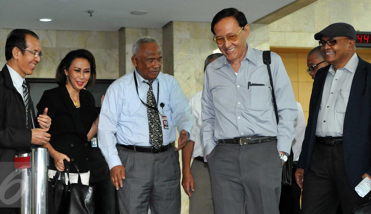 Mantan Direktur Penyidikan Kejaksaan Agung Chaerul Imam (kedua kanan) usai berdiskusi di Gedung KPK, Jakarta, Kamis (15/10/2015). Diskusi tersebut membahas rencana revisi UU KPK oleh DPR. (Liputan6.com/Helmi Afandi)