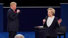Capres dari Partai Republik, Donald Trump berdebat dengan lawannya Hillary Clinton dari partai Demokrat AS di Washington University, St Louis, AS, Minggu (9/10). Debat putaran kedua ini berlangsung dengan menyerang secara personal. (REUTERS/Jim Young)