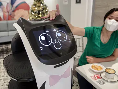 Tampilan layar pada robot pelayan saat dielus pelanggan usai mengantar pesanan di Rasa Koffie, Pasar Baru, Jakarta, Kamis (13/1/2022). Robot tersebut telah diprogram sesuai dengan meja yang tersedia. (Liputan6.com/Faizal Fanani)