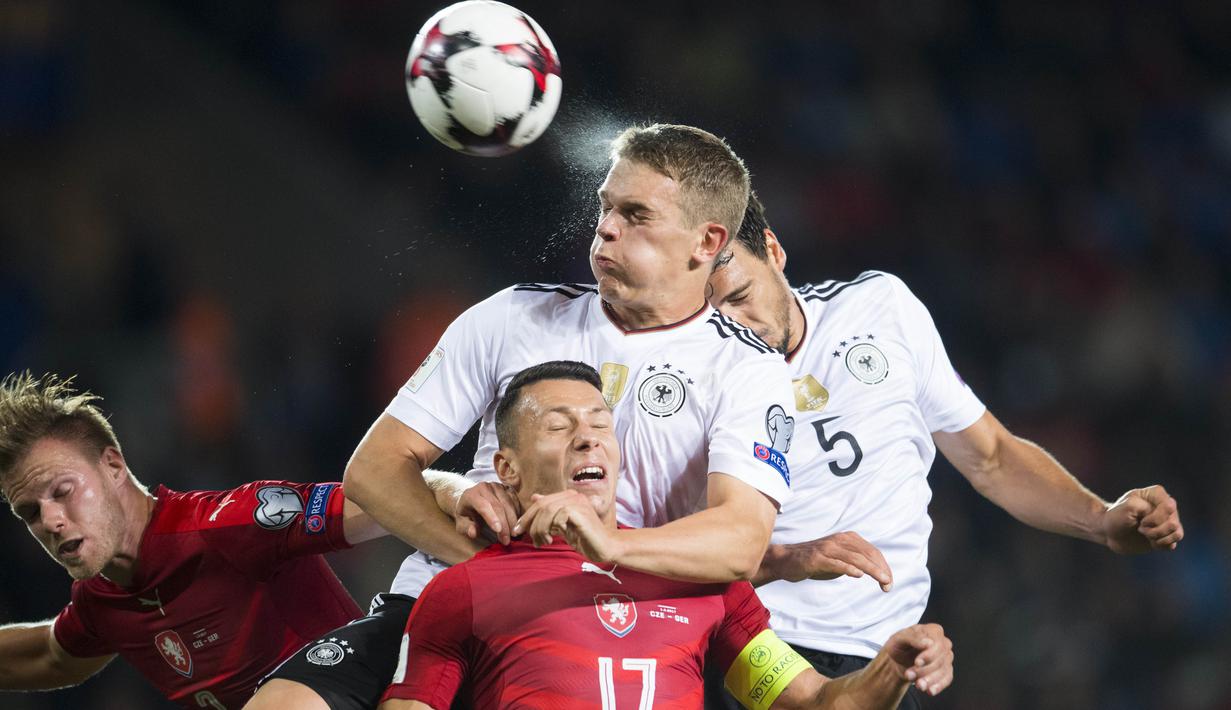 Pemain Jerman, Matthias Ginter (tengah) menyundul bola melewati jangkauan pemain Ceska pada laga Grup C kualifikasi Piala Dunia 2018 di Plzen, Republik Ceska (1/9/2017). Jerman menang 2-1. (AFP/Robert Michael)