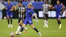 Chelsea berhasil membuka keunggulan di menit ke-12. Menerima umpan terobosan Ian Maatsen, Nicolas Jackson sukses menjebol gawang Newcastle dengan tembakan kaki kanan. (Todd Kirkland/Getty Images for Premier League/AFP)
