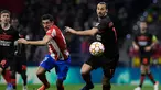 Bek Atletico Madrid Stefan Savic (kiri) dan penyerang AC Milan Zlatan Ibrahimovic berlari mengejar bola pada laga kelima Grup B Liga Champions 2021/2022 di Stadion Wanda Metropolitano, Kamis (25/11/2021) dini hari WIB. AC Milan menaklukkan tuan rumah Atletico Madrid 1-0. (OSCAR DEL POZO / AFP)