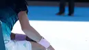 Petenis Jerman, Alexander Zverev merusak raketnya saat beristirahat pada putaran keempat Australia Terbuka  menghadapi petenis Kanada, Milos Raonic di Melbourne, Senin (21/1). Zverev frustasi setelah kalah dua set 6-1 4-1. (AP/Aaron Favila)