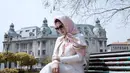 Sebelum menikah dengan Reino Barack pun, Syahrini sudah sering bolak-balik ke luar negeri. Salah satunya ke Rumania di mana Ia berkesempatan mengunjungi Kota Bukares. Di sana, Syahrini mengenakan jilbab pink muda produksi label busananya sendiri. (Liputan6.com/IG/@princessyahrini)