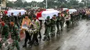 Sebanyak 13 jenazah korban jatuhnya helikopter di Poso dimakamkan TMP Kalibata, Jakarta, Selasa (22/3). Sebelumnya dilangsungkan upacara pelepasan jenazah yang dipimpin oleh Presiden Jokowi di Lanud Halim Perdana Kusuma. (Liputan6.com/Yoppy Renato)