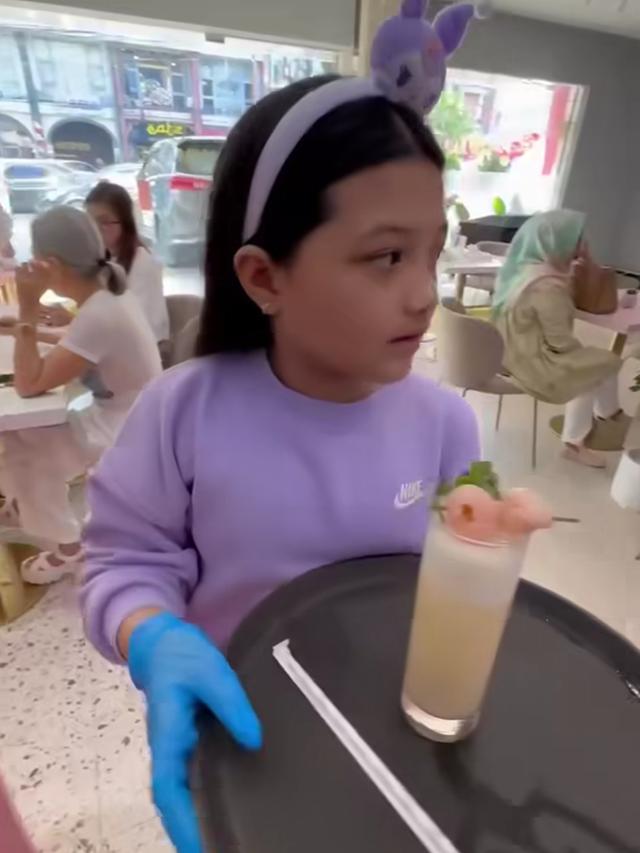 Arsy Hermansyah kerja jadi pramusaji