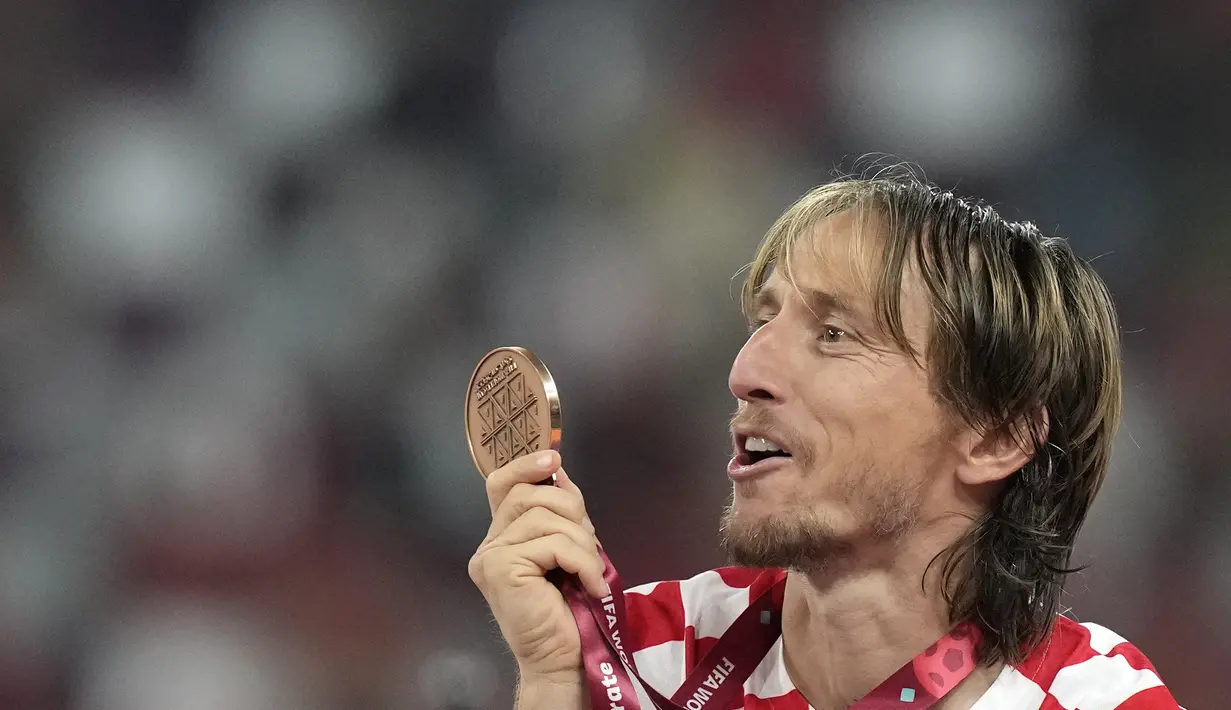 Gelandang Kroasia, Luka Modric menunjukkan medali perunggu setelah kemenangan melawan Maroko pada pertandingan playoff perebutan peringkat ketiga Piala Dunia 2022 di Khalifa International Stadium di Doha, Qatar, Sabtu (17/12/2022). Kroasia menang 2-1 atas Maroko dan meraih peringkat ketiga di kejuaran itu. (AP Photo/Frank Augstein)