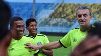 Pelatih Arema, Yanuar Hermansyah (paling kiri), kembali dari kursus goalkeeper coach. (Bola.com/Iwan Setiawan)