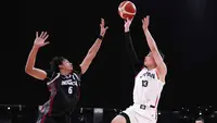 Pemain Timnas basket putra Indonesia (hitam) berusaha menghalau tembakan pemain Jepang, Ren Kanechika, dalam pertandingan Grup A Asian Games 2026 di Aichi International Arena, Nagoya, Jepang, Kamis (10/9/2026). Indonesia kalah 53-98 dari Jepang. (JIJI PRESS/AFP/Japan OUT)