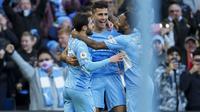 Selebrasi yang dilakukan Rodri (tengah) setelah mencetak gol kedua Manchester City ke gawang Everton dalam laga pekan ke-12 Premier League di Etihad Stadium, Minggu (21/11/2021). (AP Photo/Jon Super)
