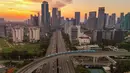 Disusul Stasiun Harjamukti yang melayani 8.576 pengguna tap in dan 9.112 pengguna tap out, serta Stasiun Cikoko yang melayani 8.319 pengguna tap in dan 7.306 pengguna tap out. (merdeka.com/Arie Basuki)