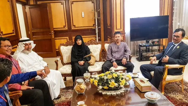 Suami istri asal Indramayu, Tohirin bin Mustopah Kudus dan Nurnengsih Bt Karsidi Tasdik (tengah). (KBRI RIyadh)